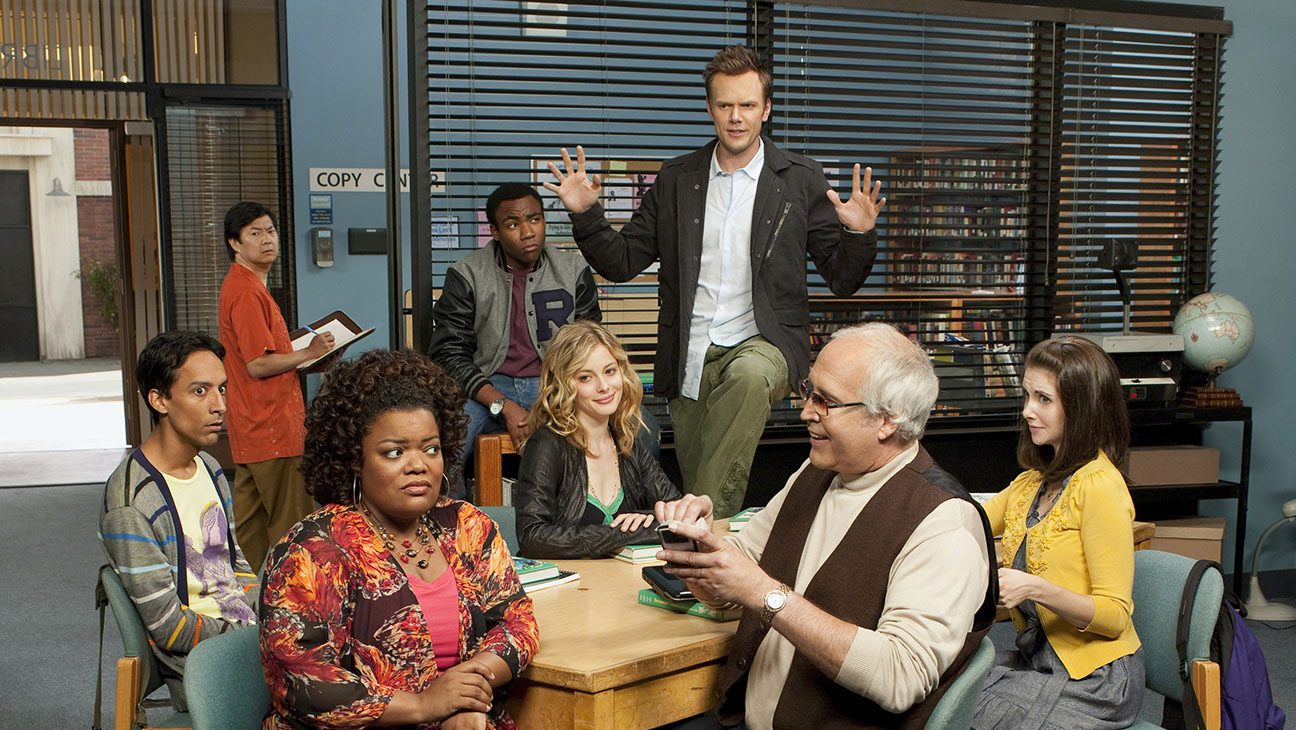 Ken Jeong, Donald Glover, Joel McHale, (middle): Danny Pudi, Gillian Jacobs, Alison Brie, (front): Yvette Nicole Brown, Chevy Chase in COMMUNITY, 2009.